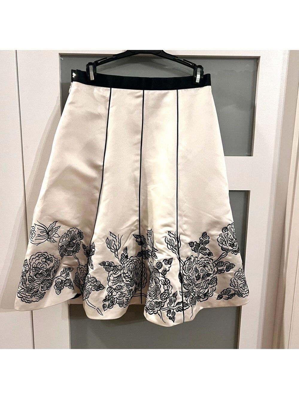 SisSaé embroidered white and black skirt. Size M